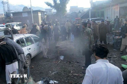 Hiện trường vụ đánh bom ở Parachinar. (Ảnh: AFP/TTXVN)