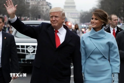 Tân Tổng thống Mỹ Donald Trump (trái) và phu nhân sau lễ tuyên thệ nhậm chức ở Washington, DC ngày 20/1 vừa qua. (Ảnh: AFP/TTXVN)