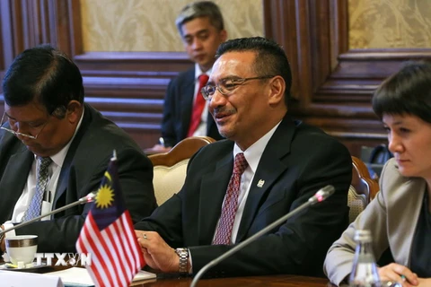 Bộ trưởng Quốc phòng Malaysia Hishammuddin Tun Hussein (giữa). (Ảnh: AFP/TTXVN)