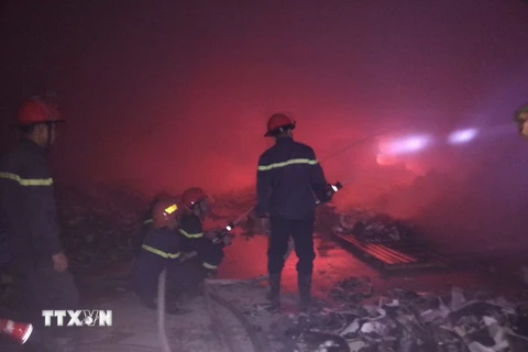 Lực lượng cứu hỏa nỗ lực dập tắt đám cháy. (Ảnh: Nguyễn Nam/TTXVN)