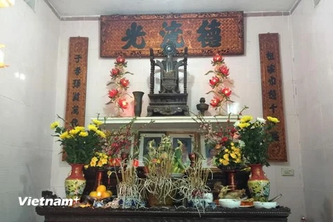 Bàn thờ gia tiên của gia đình Việt. (Ảnh: Vietnam+)