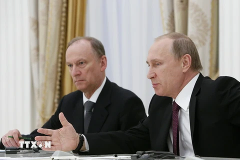 Thư ký Hội đồng An ninh Nga Nikolai Patrushev (trái) và Tổng thống Nga Vladimir Putin (phải). (Ảnh: AFP/TTXVN)