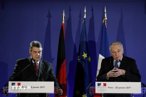 Ngoại trưởng Pháp Jean-Marc Ayrault (phải) và Ngoại trưởng Đức Sigmar Gabriel (trái) tại cuộc họp báo chung sau cuộc gawpk tai Paris ngày 28/1. (Ảnh: EPA/TTXVN)