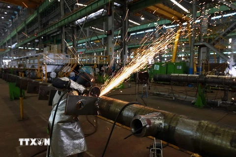 Sản xuất thiết bị ngành công nghiệp nặng tại Công ty Doosan Vina. (Ảnh: Vũ Sinh/TTXVN)