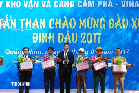 Lãnh đạo tỉnh Quảng Ninh chúc Tết cán bộ, công nhân Công ty Kho vận và Cảng Cẩm Phả thuộc Vinacomin trước khi tổ chức rót than xuống tàu. (Ảnh: Văn Đức/TTXVN)