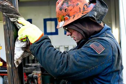 Một công nhân làm việc tại một khoan dầu thô Nabors gần New Town, Bắc Dakota. (Nguồn: Getty Images)