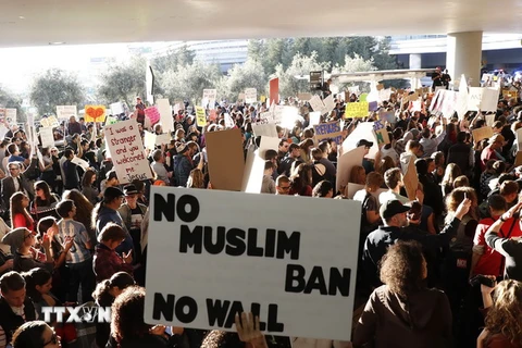 Người dân Mỹ biểu tình phản đối sắc lệnh cấm người tị nạn nhập cảnh của tân Tổng thống Mỹ tại sân bay quốc tế San Francisco ở bang California. (Ảnh: AFP/TTXVN)