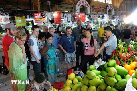 Du khách quốc tế tham quan, mua sắm tại chợ Bến Thành, TP Hồ Chí Minh. (Ảnh: An Hiếu/TTXVN)