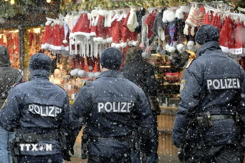 Cảnh sát Áo tuần tra trong bối cảnh an ninh được tăng cường tại khu chợ ở Vienna. (Ảnh: AFP/TTXVN)