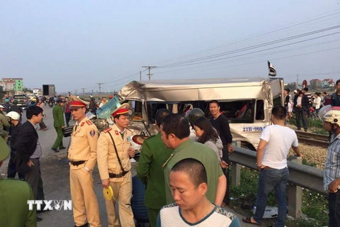 Hiện trường vụ tai nạn chiều 4/2 tại đường ngang dân sinh ở Km 98+812 trên đường sắt Bắc-Nam thuộc địa bàn huyện Vụ Bản, tỉnh Nam Định. (Ảnh: Văn Đạt/TTXVN)