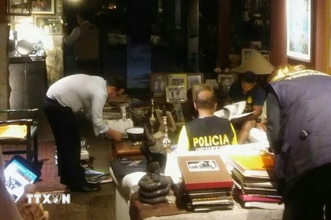 Các nhân viên điều tra lục soát nhà riêng của cựu Tổng thống Peru Alejandro Toledo ở Lima ngày 4/2 vừa qua. (Ảnh: EPA/TTXVN)