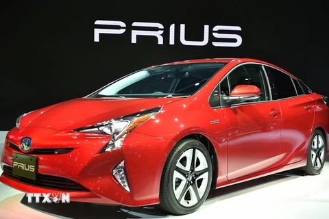 Một mẫu xe Prius của Toyota được giới thiệu trong buổi họp báo trước thềm triển lãm ôtô Tokyo của Nhật Bản. (Ảnh: AFP/TTXVN)