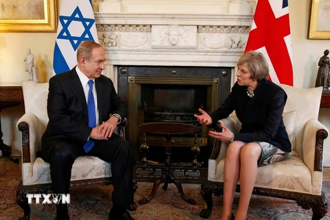 Thủ tướng Anh Theresa May (phải) đã có cuộc gặp với người đồng cấp Israel Benjamin Netanyahu (trái) tại London. (Ảnh: AFP/TTXVN)