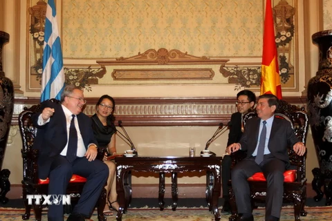 Chủ tịch UBND TP Hồ Chí Minh Nguyễn Thành Phong tiếp Bộ trưởng Bộ Ngoại giao Hy Lạp Nikos Kotzias đang thăm chính thức Việt Nam. (Ảnh: Thanh Vũ/TTXVN)