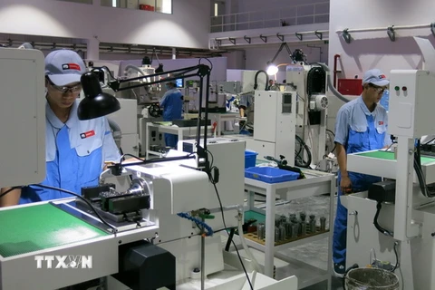 Sản xuất khuôn mẫu kim loại ở Công ty TNHH Punch Industry Manufacturing Việt Nam tại Khu công nghiệp Mỹ Phước 3. (Ảnh: Hải Âu/TTXVN)