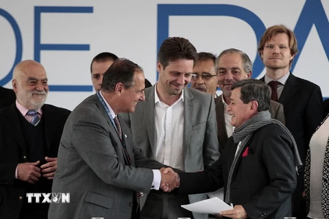 Trưởng đoàn đàm phán của Chính phủ Colombia Juan Camilo Restrepo (trái, trước) và đại diện ELN Pablo Beltrán (phải, trước) tại buổi hòa đàm ở Quito, Ecuador ngày 7/2 vừa qua. (Ảnh: EPA/TTXVN)