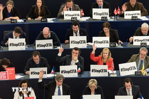 Toàn cảnh phiên bỏ phiếu về CETA của Nghị viện châu Âu ở Strasbourg (Pháp) ngày 15/2. (Ảnh: EPA/TTXVN)