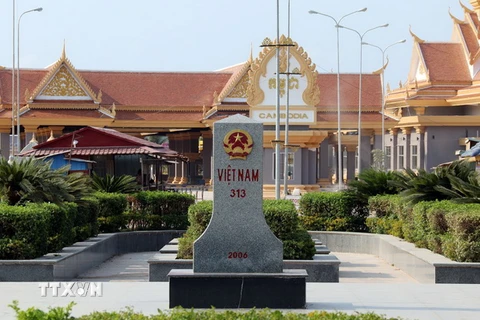 Cột mốc số 313 tại cặp cửa khẩu quốc tế Hà Tiên ở thị xã Hà Tiên, tỉnh Kiên Giang và Preak Chak thuộc huyện Kompong Trach, tỉnh Kampot của Campuchia. (Ảnh: Lê Huy Hải/TTXVN)