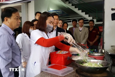 Đoàn kiểm tra liên ngành vệ sinh an toàn thực phẩm thành phố Hà Nội lấy mẫu rau tại cơ sở dịch vụ ăn uống khu vực Chùa Hương. (Ảnh:Tuyết Mai/TTXVN)