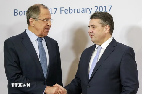 Ngoại trưởng Nga Sergei Lavrov (trái) và Ngoại trưởng Đức Sigmar Gabriel (phải) tại Hội nghị Ngoại trưởng Nhóm G20 ở Bonn (Đức) ngày 16/2. (Ảnh: EPA/TTXVN) 