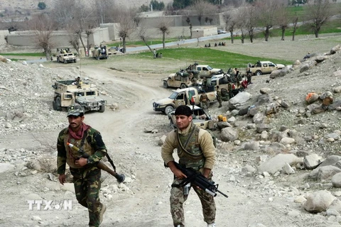 Lực lượng an ninh Afghanistan tuần tra trong một chiến dịch chống phiến quân của Tổ chức Nhà nước Hồi giáo (IS) tự xưng ở tỉnh Nangarhar ngày 16/2 vừa qua. (Ảnh: AFP/TTXVN)