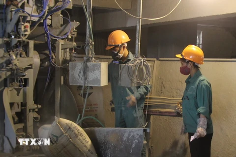 Sản xuất ximăng tại Công ty cổ phần ximăng Quán Triều VVMI. (Ảnh: Hoàng Nguyên/TTXVN)