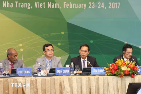 Chủ tịch SOM APEC 2017 Bùi Thanh Sơn (thứ hai từ phải sang) phát biểu. (Ảnh: Doãn Tấn/)TXVN