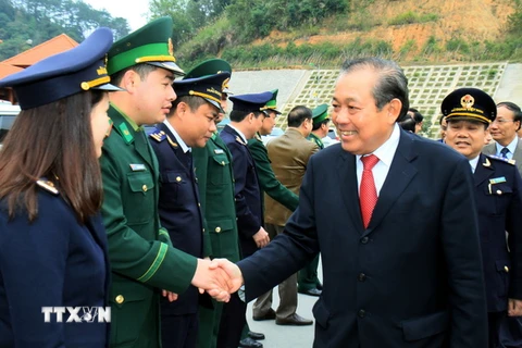 Phó Thủ tướng Thường trực Chính phủ Trương Hòa Bình kiểm tra tại Cửa khẩu Quốc tế Hữu Nghị. (Ảnh: Thái Thuần/TTXVN)