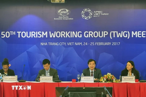 Đoàn chủ tịch của cuộc họp Nhóm công tác về du lịch lần thứ 50 trong khuôn khổ Hội nghị các Quan chức Cao cấp APEC lần thứ nhất (SOM 1) và các cuộc họp liên quan. (Ảnh: Nguyễn Khang/TTXVN)