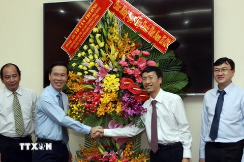 Trưởng Ban Tuyên giáo Trung ương đến thăm, chúc mừng tập thể lãnh đạo, thầy thuốc, nhân viên y tế Viện Pasteur Thành phố Hồ Chí Minh. (Ảnh: Phương Vy/TTXVN)