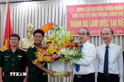 Chủ tịch MTTQ Việt Nam Nguyễn Thiện Nhân đến thăm, chúc mừng tập thể cán bộ, bác sỹ, nhân viên y tế Bệnh viện Quân y 175 thuộc Bộ Quốc phòng. (Ảnh: Thế Anh/TTXVN)