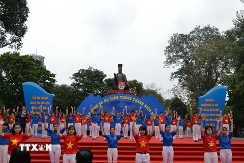 Đoàn viên, thanh niên Thủ đô múa hát chào mừng tại buổi lễ. (Ảnh: Kim Anh/TTXVN)