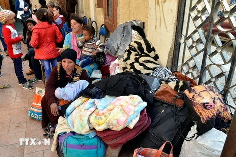 Người dân rời bỏ nhà cửa ở tỉnh Bắc Sinai tới tị nạn tại một nhà thờ Thiên chúa giáo ở tỉnh Ismailia ngày 24/2 vừa qua. (Ảnh: EPA/TTXVN)