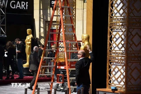 Các nhân viên gấp rút hoàn tất công tác chuẩn bị cho lễ trao giải Oscar lần thứ 89 diễn ra tại Hollywood, bang California, Mỹ. (Ảnh: AFP/TTXVN)