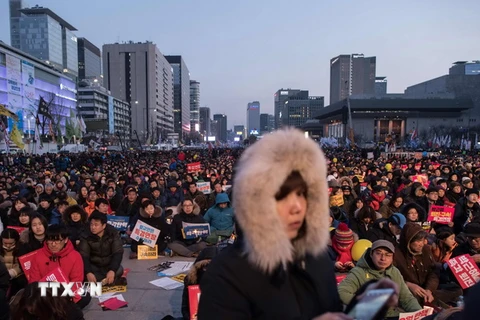  Những người phản đối Tổng thống bị luận tội Park Geun-Hye tuần hành tại Seoul ngày 25/2. (Ảnh: AFP/TTXVN)