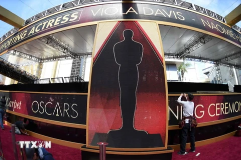 Các nhân viên gấp rút hoàn tất công tác chuẩn bị cho lễ trao giải Oscar lần thứ 89 diễn ra tại Hollywood, bang California, Mỹ. (Ảnh: AFP/TTXVN )