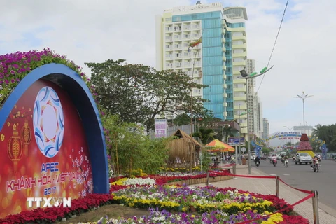 Một tiểu cảnh được trang trí trên đường phố Nha Trang để đón chào sự kiện APEC 2017. (Ảnh: Tiên Minh/TTXVN)