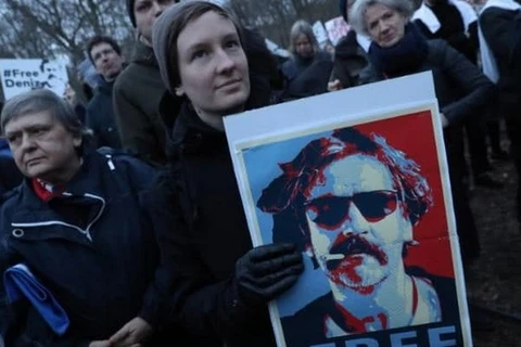 Những người biểu tình tụ tập bên ngoài Đại sứ quán Thổ Nhĩ Kỳ về sự ra đi của nhà báo Đức Deniz Yucel vào ngày 28/2 tại Berlin của Đức. (Nguồn: Getty)