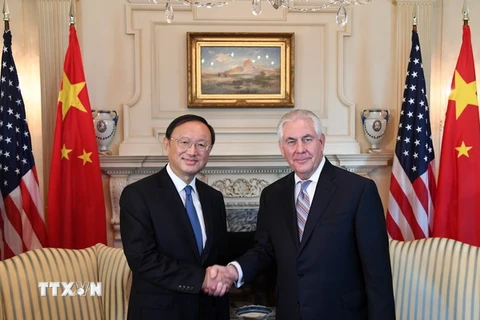 Ngoại trưởng Mỹ Rex Tillerson (phải) và Ủy viên Quốc vụ Trung Quốc Dương Khiết Trì tại cuộc gặp. (Ảnh: THX/TTXVN)