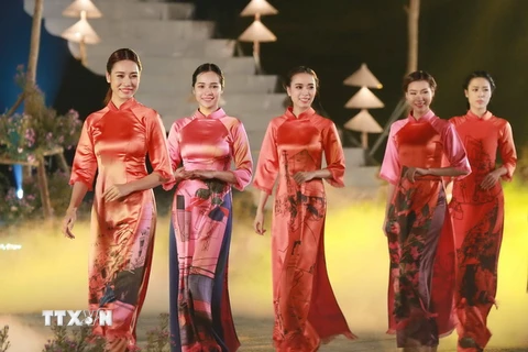 Vẻ đẹp thướt tha, dịu dàng và nữ tính của áo dài đã trở thành trang phục mang đậm dấu ấn thuần phong, mỹ tục của dân tộc Việt Nam. (Ảnh: Trọng Đạt/TTXVN)