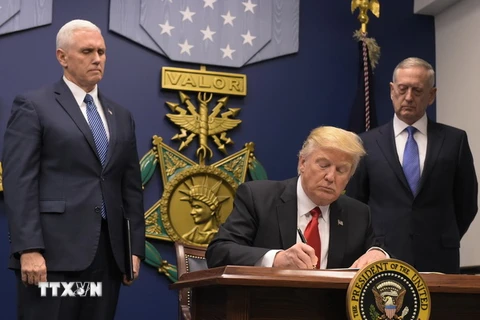 Tổng thống Mỹ Donald Trump ký sắc lệnh tại Lầu Năm Góc ở Washington, DC ngày 23/1 vừa qua. (Ảnh: AFP/TTXVN)