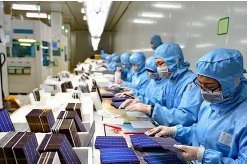 Công nhân phân loại pin tại một công ty ở tỉnh Hà Bắc. (Nguồn: Xinhua)