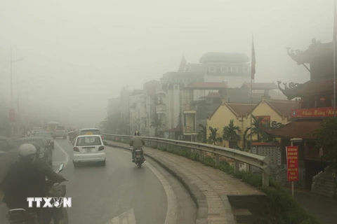 Sương mù dày đặc trên đường Âu Cơ gây ảnh hưởng tới tầm nhìn của người tham gia giao thông. (Ảnh: Minh Quyết/TTXVN)
