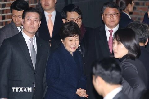 Bà Park Geun-hye (giữa) về tới nhà riêng ở Seoul sau khi rời Phủ Tổng thống ngày 12/3 vừa qua. (Ảnh: THX/TTXVN)