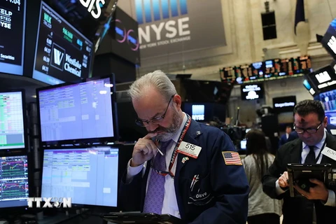 Các nhà giao dịch tại thị trường chứng khoán New York. (Ảnh: AFP/TTXVN)