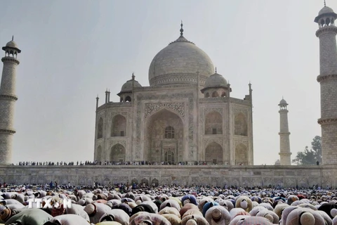 Các tín đồ Hồi giáo Ấn Độ cầu nguyện trong lễ Eid al-Adha trước đền Taj Mahal. (Ảnh: PTI/TTXVN)