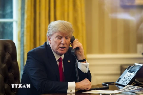 Tổng thống Mỹ Donald Trump điện đàm từ Washington, DC ngày 29/1 vừa qua. (Ảnh: EPA/TTXVN)