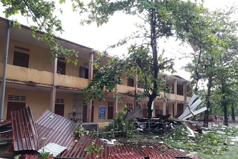 Lốc xoáy thổi tốc mái trường học và hàng chục nhà dân ở Quảng Trị