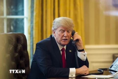 Tổng thống Mỹ Donald Trump điện đàm từ Washington, DC ngày 29/1 vừa qua. (Anh: EPA/TTXVN)