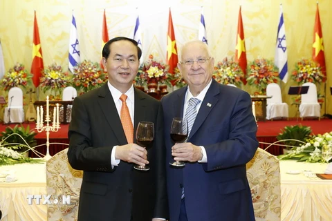 Chủ tịch nước Trần Đại Quang và Phu nhân mở tiệc chiêu đãi trọng thể Tổng thống Israel Reuven Ruvi Rivlin và Phu nhân đang thăm cấp Nhà nước Việt Nam. (Ảnh: Nhan Sáng/TTXVN)